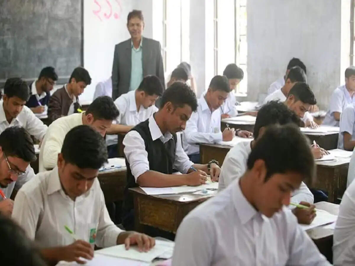 CBSE Admit Card 2026: नियमित छात्र खुद डाउनलोड क्यों नहीं कर सकते प्रवेश पत्र और क्यों जरूरी है इसे संभालकर रखना