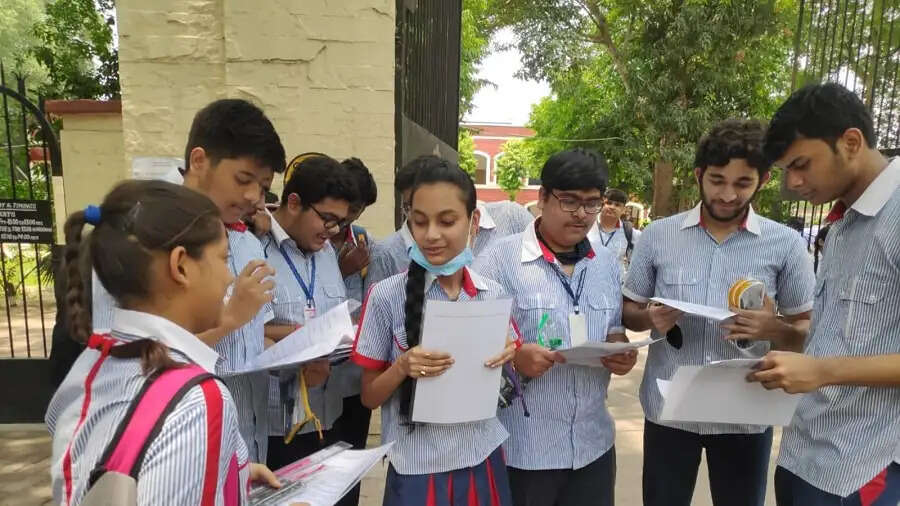 CBSE Board Exam 2026: CBSE बोर्ड एग्जाम हॉल में भूलकर भी ने ले जाएं ये चीजें, आइए जानते हैं इनके बारे में